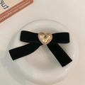Elegante lazo para el cabello en terciopelo negro con hebilla metálica de corazón dorado - Lazo para el pelo