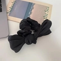 Elegante grote zwarte geplooide satijnen haarelastiek met zachte strik en textuur - Zwarte Strik Scrunchie
