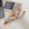 Elegante champagne goud satijnen scrunchie met zachte stoffen strik voor haarstyling - Champagne Strik Haarelastiek