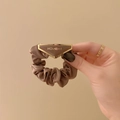 Elegante scrunchie in raso marrone con emblema triangolare per acconciature donna - Marrone