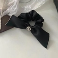 Scrunchie in raso nero con grande fiocco, bordi in strass e bottone cammeo di perle - Nero (A-3300)
