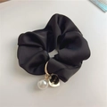 Elegante coletero de satén negro con perla blanca y dije de corazón dorado - Negro (A-3168-1)