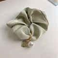 Elegante coletero de satén verde claro con colgante de corazón y perla blanca - Verde (A-3168-3)