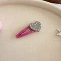 Dettaglio di un fermaglio per capelli BB rosa peluche con cuore grigio e scritta Like - Base Rosa Con Cuore Grigio
