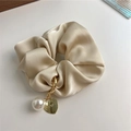 Coletero elegante de satén beige con perla blanca y colgante de corazón dorado Love - Beige (A-3168-4)