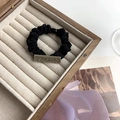 Elegante elastico per capelli nero con piastra in metallo CHANCE con strass - Nero