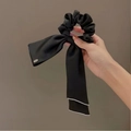 Nahaufnahme von schwarzem Satin-Haargummi mit langen Bändern und Perlenverzierung - Schwarz (A-3362-2)