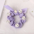 Elastico in raso viola con perle bianche, fiocco elegante e ciondolo a moneta dorata - Viola