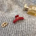 Elegante molletta rossa per capelli con fiocco dorato su sfondo in maglia grigia - Stile Rosso Scuro (D-4113-1)
