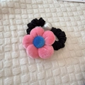 Dettaglio di elastico per capelli con fiore di velluto rosa, perla bianca e fascia nera - Rosa Pesca (D-4127-2)