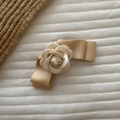 Barrette à cheveux camélia de style français en tissu crème pour coiffure chic - Nœud Or Champagne Camélia Crème (D-4882-2)