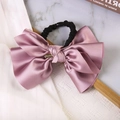 Elastico per capelli con fiocco in raso rosa antico e ciondolo in metallo per donne - Rosa (A-3369-1)