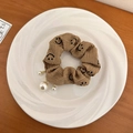 Dettaglio di elastico per capelli in velluto marrone con smile e ciondoli di perle - Stile Velluto a Coste Caffè Chiaro (D-4929-4浅咖色)