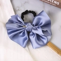 Elegante elastico in raso blu nebbia con fiocco e ciondolo con logo dorato sul retro - Blu Viola (A-3369-2)
