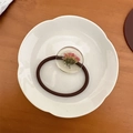 Floraler Haargummi aus Harz mit rosa Trockenblume in einem klaren Anhänger auf Holz - Rosa Lila Trockenblume (D-4941-3)