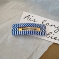 Pinza para el pelo a cuadros azules y blancos con bordes ondulados y diseño cuadrado - Azul
