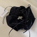 Dettaglio di elastico in velluto nero con fiocchi su morbido tessuto di peluche bianco - Nero (D-4089-1)