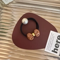 Elastico per capelli stile coreano con perla bianca e fiocco in resina marrone decor - Marrone