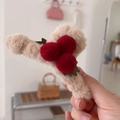 Süße beige Plüsch-Haarklammer mit roten Kirsch-Pompons für Damen-Winterfrisuren - Rote Kirsch-Haarklammer