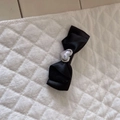 Fermaglio per capelli con fiocco nero decorato con cuore di perle e strass chic - Fiocco Piccolo