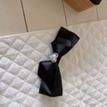 Elegante fermaglio in raso nero con opale a cuore e strass luminosi decorativi - Fiocco Grande