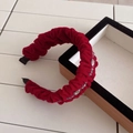 Detalle de la diadema de terciopelo rojo decorada con brillantes diamantes de imitación - Rojo