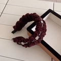 Primer plano de diadema de terciopelo burdeos plisado decorada con cuentas de cristal - Marrón