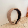 Dettaglio del cerchietto in spugna a costine kaki con etichetta handmade lucida - Cachi
