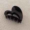 Minimalistische schwarze herzförmige Haarklammer aus glänzendem Harz für elegante Frisuren - Schwarz (D-4151-1)