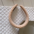 Cerchietto largo in maglia beige con motivo a spina di pesce per donna su fondo caldo - Albicocca