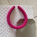 Cerchietto largo in maglia fucsia con motivo a spina di pesce per look voluminoso - Rosa Rosso