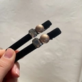 Dettaglio dei fermagli per capelli in velluto nero con perle champagne e cristalli grigi - Nero (D-4159-1)