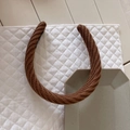Dettaglio fascia per capelli marrone in maglia con treccia e etichetta Hand Made - Marrone