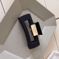 Dettaglio della molletta per capelli nera opaca con placca laterale Panda Milano - Stile Piastra Rosa Arancio (B-2653-2)
