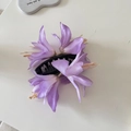Dettaglio di fiori di giglio in tessuto viola chiaro su un fermaglio a banana nero - Viola (D-4237-3)