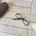 Minimalistische zwarte lederen strik haarclip met litchi-textuur op marmeren vloer - Zwarte Stijl (D-5934-1)