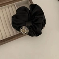Coletero elegante de satén negro con perla vintage y botón floral de metal dorado - Camelia Bronce (A-3319)
