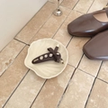 Fermaglio per capelli con fiocco marrone scuro e strass su un piatto decorativo a conchiglia - Marrone