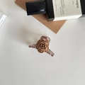 Eleganter Kamelien-Haarclip in Crembraun mit langlebigen Acrylzähnen für Damen - Braun