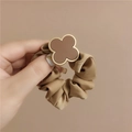 Braunes Scrunchie mit Kleeblatt-Charm und glänzendem Stoff für elegante Frisuren - Glatte Oberfläche Kleeblatt / Braun