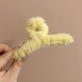 Detalle de la pinza para el pelo de peluche amarillo brillante en suave piel sintética - Amarillo