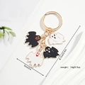 Detail van Halloween spook sleutelhangers met gouden ketting en afmetingen op display - Cartoon Geest Stijl
