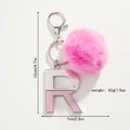 Vue détaillée des dimensions du porte-clés lettre R avec pompon rose, 12cm x 7cm - Lettre R