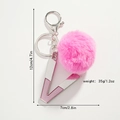 Vue détaillée de la taille d'un porte-clés pompon rose avec breloque lettre V et clip - Lettre V