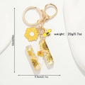 Vue détaillée d'un porte-clés en résine lettre W avec tournesol et breloque abeille - Style Lettre N