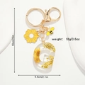 Porte-clés lettre G en résine avec fleurs séchées jaunes et pendentif abeille doré - Style Lettre G