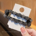 Elegante fermaglio nero con accenti di fiori argentati e strass grigi scintillanti - Stile Quadrato (B-2015-3)