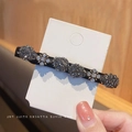 Elegante fermaglio nero con strass grigi e fiori di cristallo su scheda espositiva - Stile Diritto (B-2015-4)