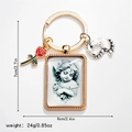 Portachiavi con ciondolo angelo nordico, bordo dorato, rosa smaltata e piedino bebè - Portachiavi (款式4钥匙扣) / Stile 4