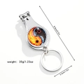 Dettaglio del portachiavi in metallo con motivo Tai Chi colorato e misure del prodotto - Elemento Fuoco Acqua Yin Yang (Stile 7)